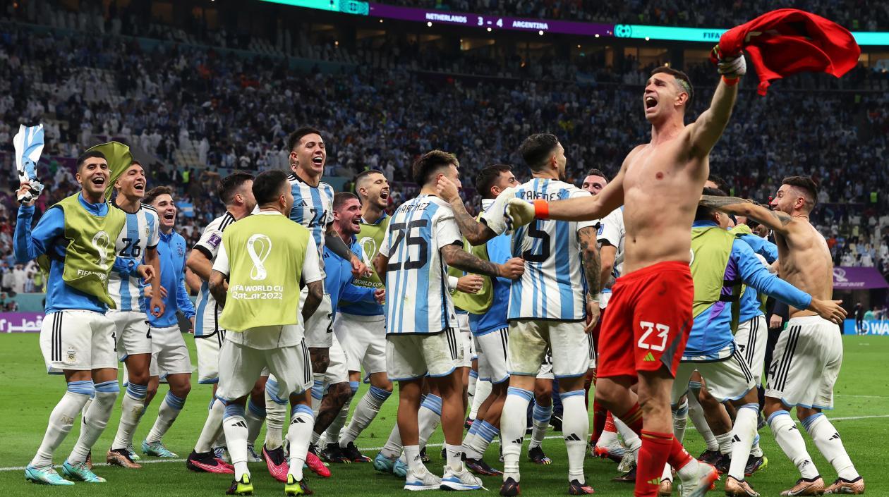 Emiliano Martínez celebra la clasificación argentina a semifinales.