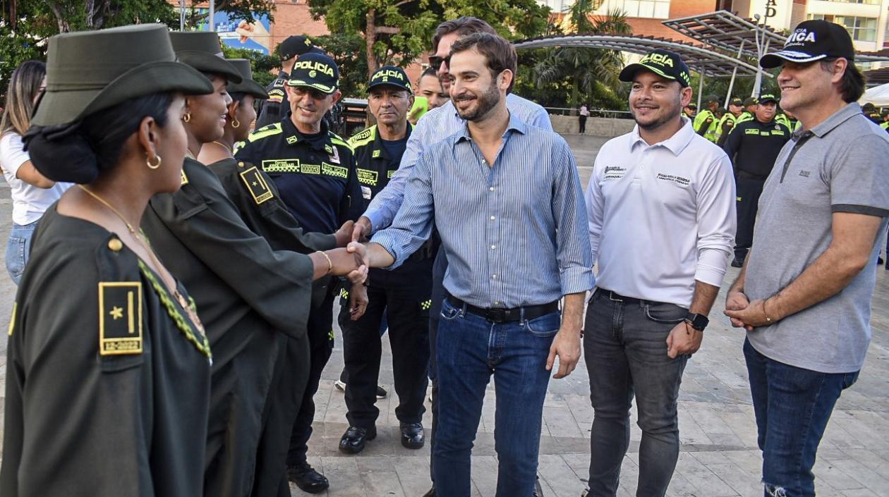 El Alcalde encargado Alfredo Carbonell saluda a nuevas policías.