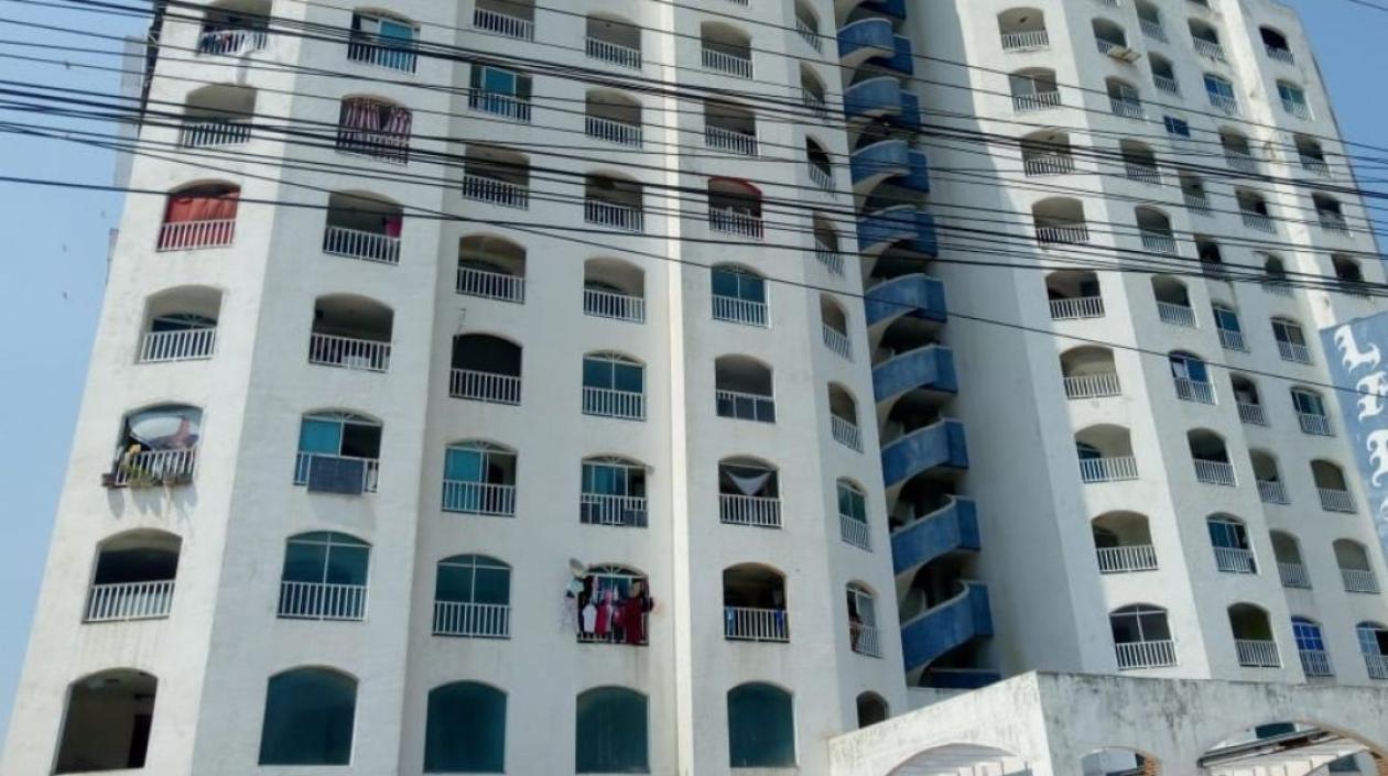 De esta edificación cayó la mujer fallecida el jueves.