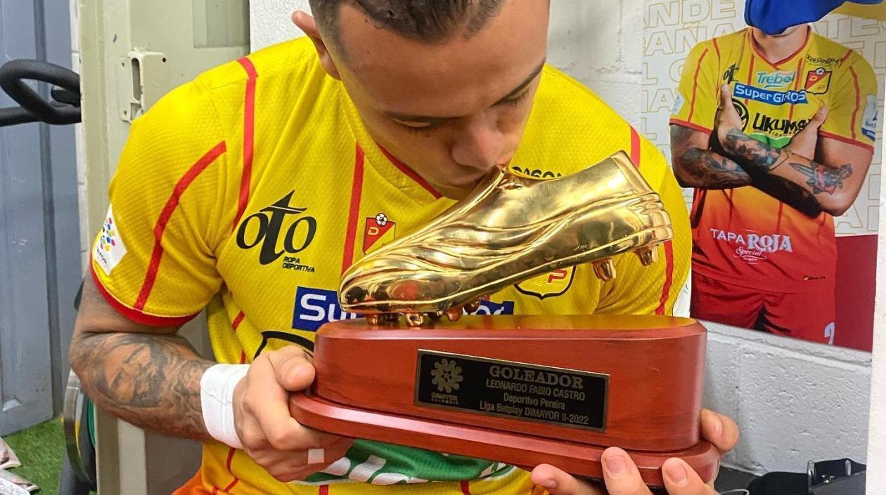 Leo Castro con el 'Botín de Oro' logrado en la Liga 2022.