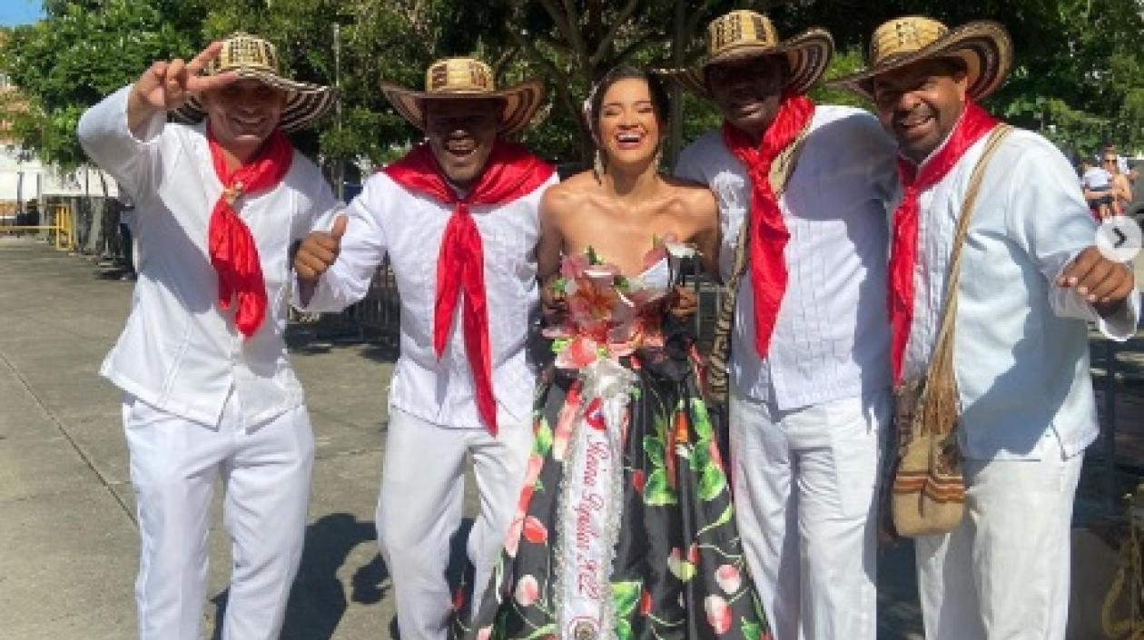 aría José Ríos, Reina Popular del Carnaval 2022, en el recorrido de este domingo en los barrios.