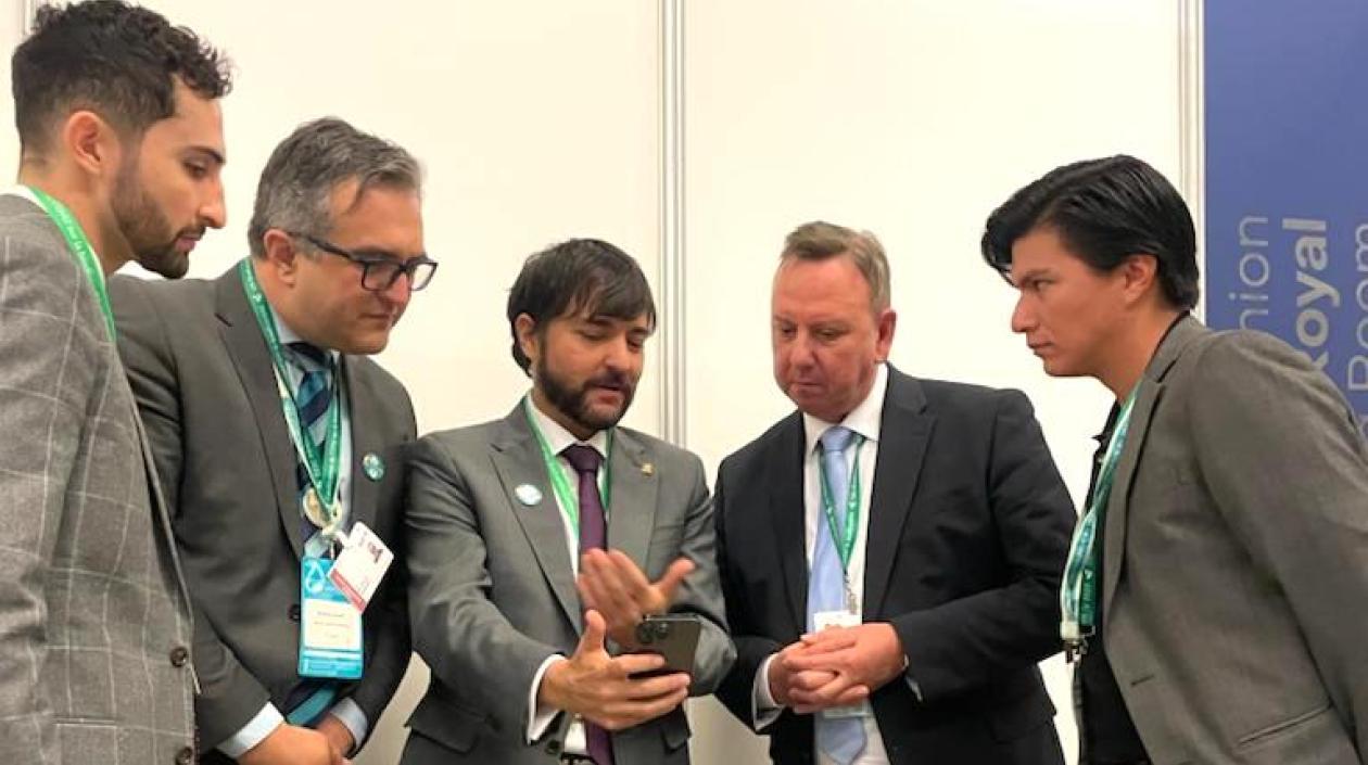 El Alcalde Jaime Pumarejo sellando la alianza.