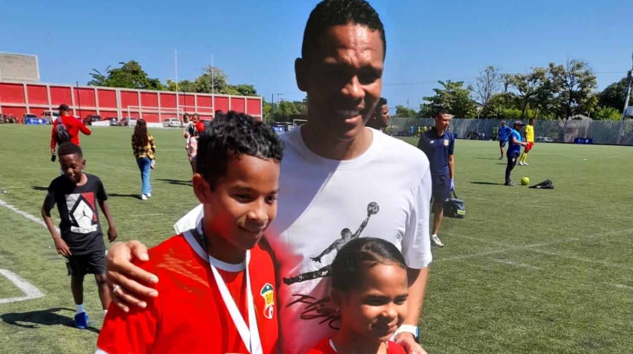 Carlos Bacca con sus hijos Carlos Daniel y Carla Valentina.