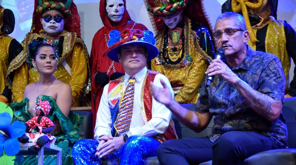 Reyes del Carnaval de la 44 y el presidente de AGFA.