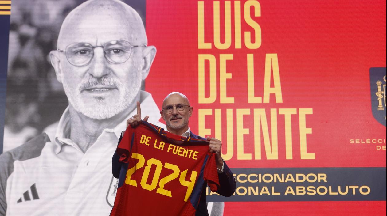 De la Fuente sustituye en el cargo a Luis Enrique. Firmó hasta 2024.