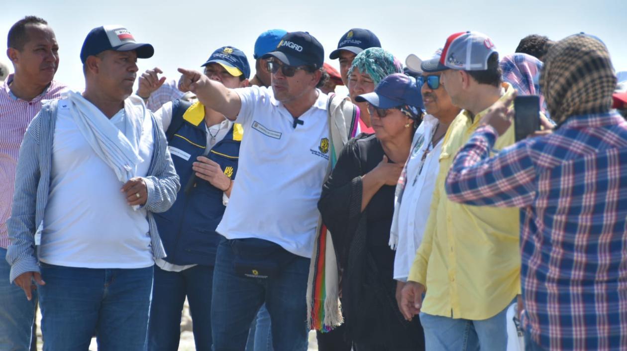 El director de la UNGRD, Javier Pava, en la zona de La Mojana.