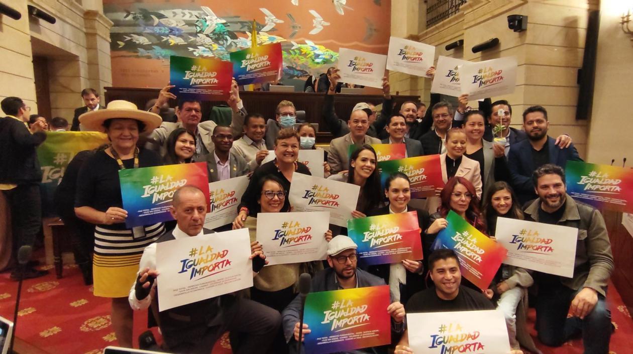 Congresistas posan tras la aprobación del Ministerio de la Igualdad.