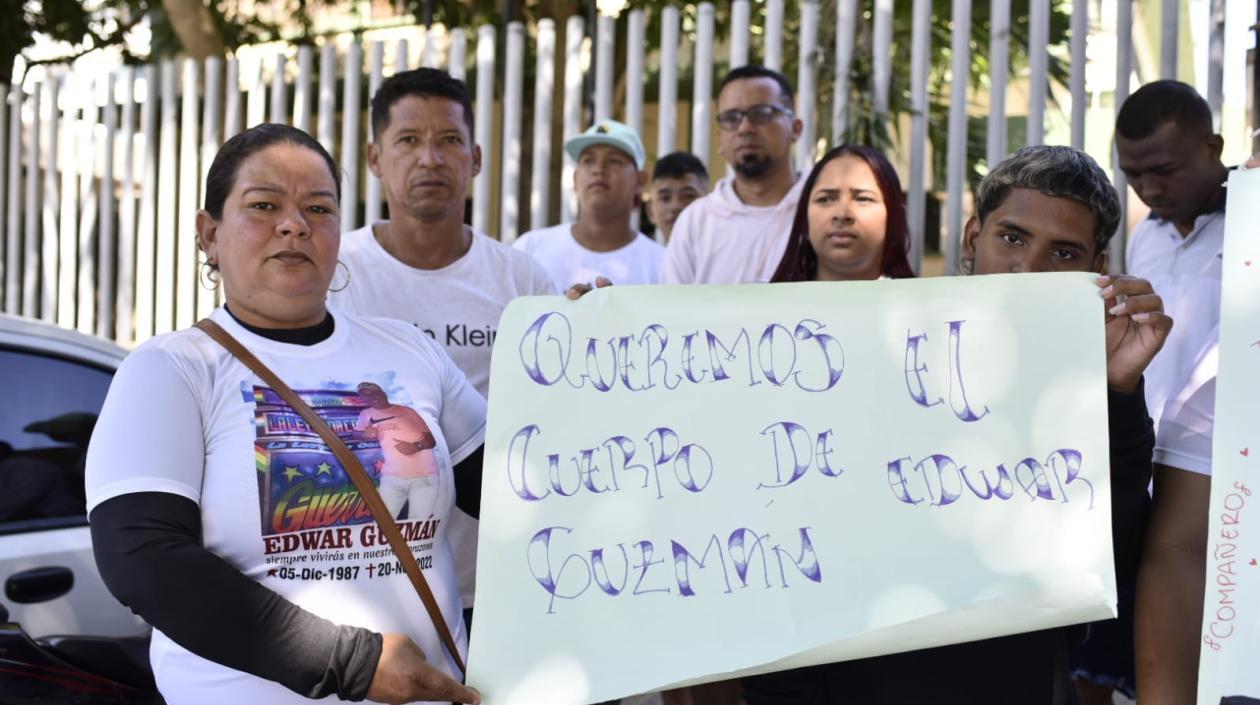 La familia de Edwar Guzmán Gómez en la puerta de Medicina Legal.