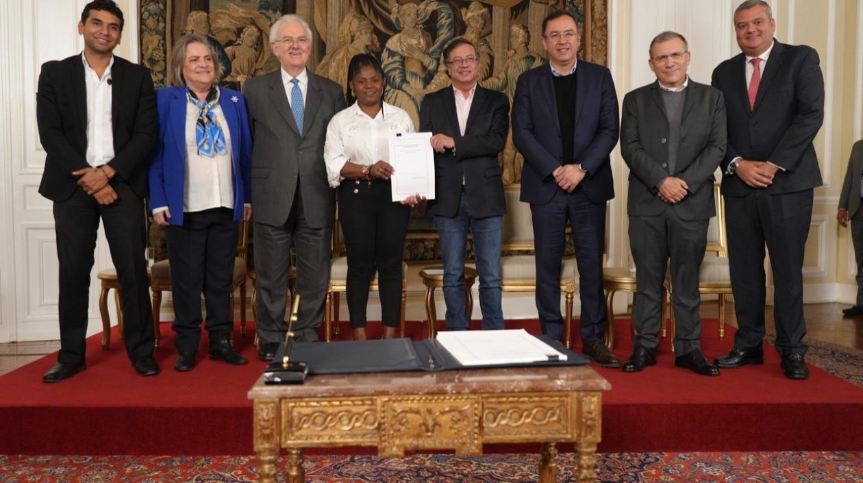 Petro, la vicepresidenta Francia Márquez, el ministro Ocampo, el senadr Roy Barreras, el representante David Racero y los congresistas Clara López y Alfredo Monedero