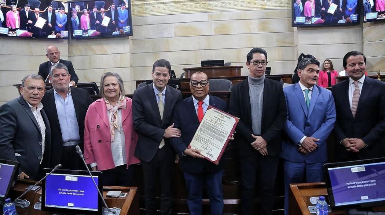 El maestro Álvaro Barrios luego de ser condecorado en la plenaria del Senado.