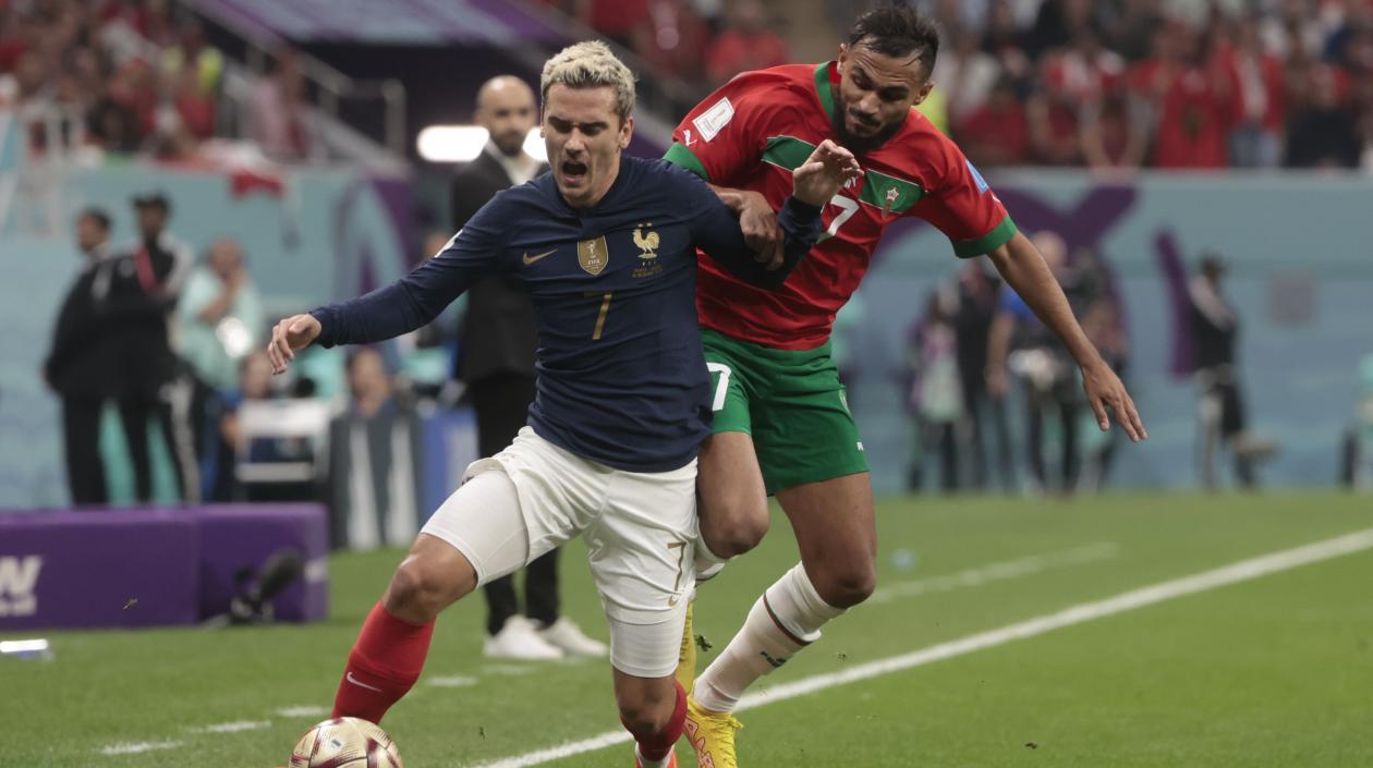 Antoine Griezmann intenta escapar de la marca de Hakim Ziyech.