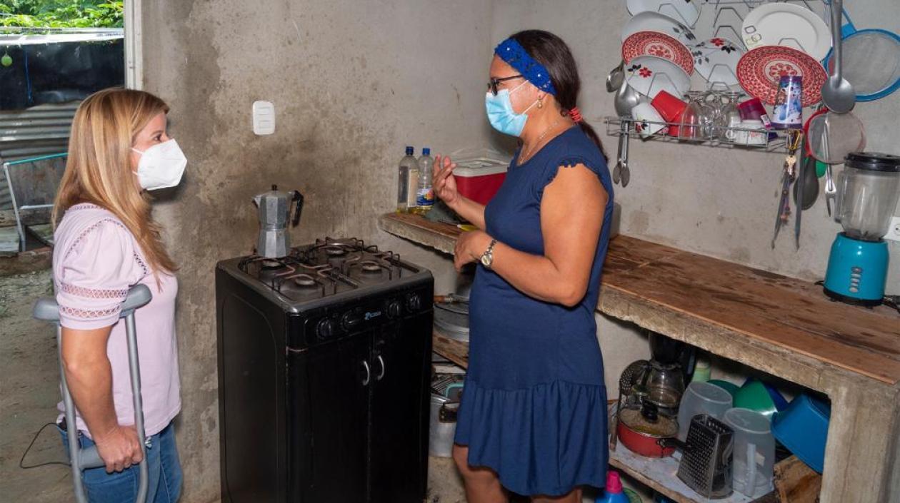 a gobernadora Elsa Noguera habla con una de las nuevas usuarias.