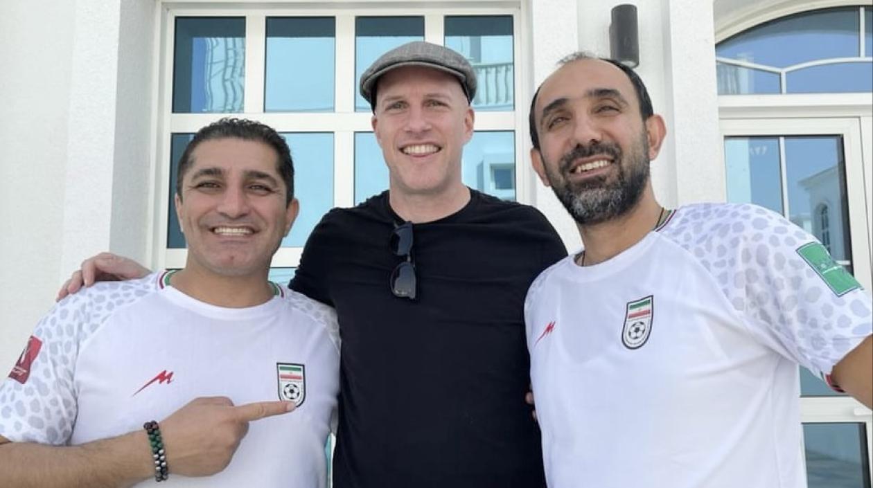 Grant Wahl, en el Mundial con dos aficionados iraníes.