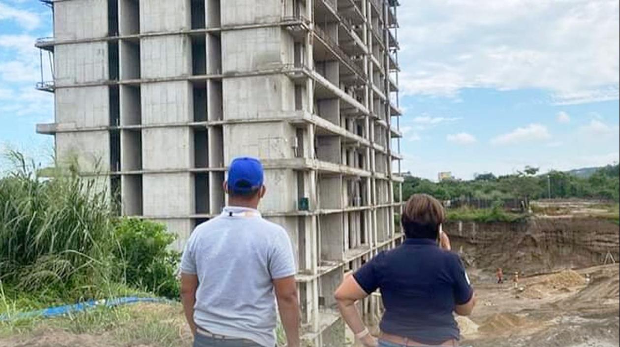 Funcionarios de la Procuraduría visitando House Caujaral