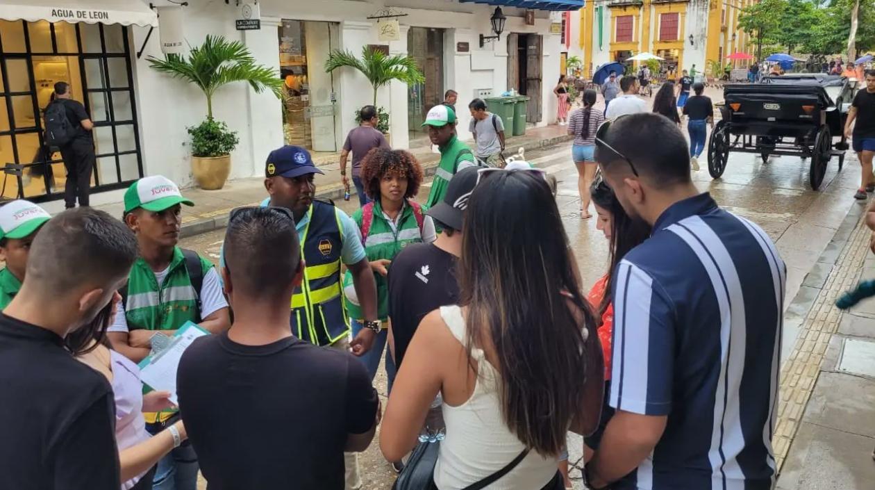 Entidades distritales como el DATT están guiando a ciudadanía sobre la peatonalización.