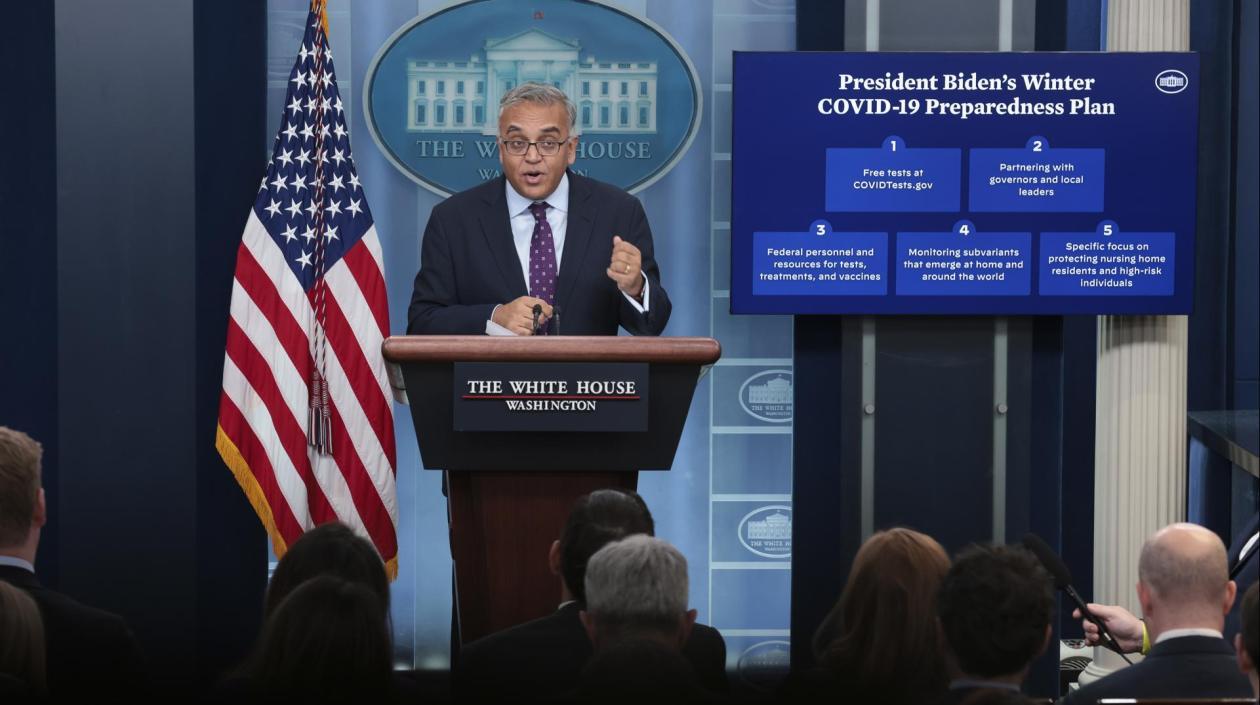 El coordinador de respuesta a la pandemia del Gobierno de EE.UU., Ashish Jha, habla durante una rueda de prensa en la Casa Blanca este jueves.