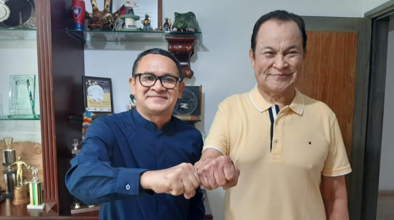 El periodista Fausto Pérez y el acordeonero Alfredo Gutiérrez.