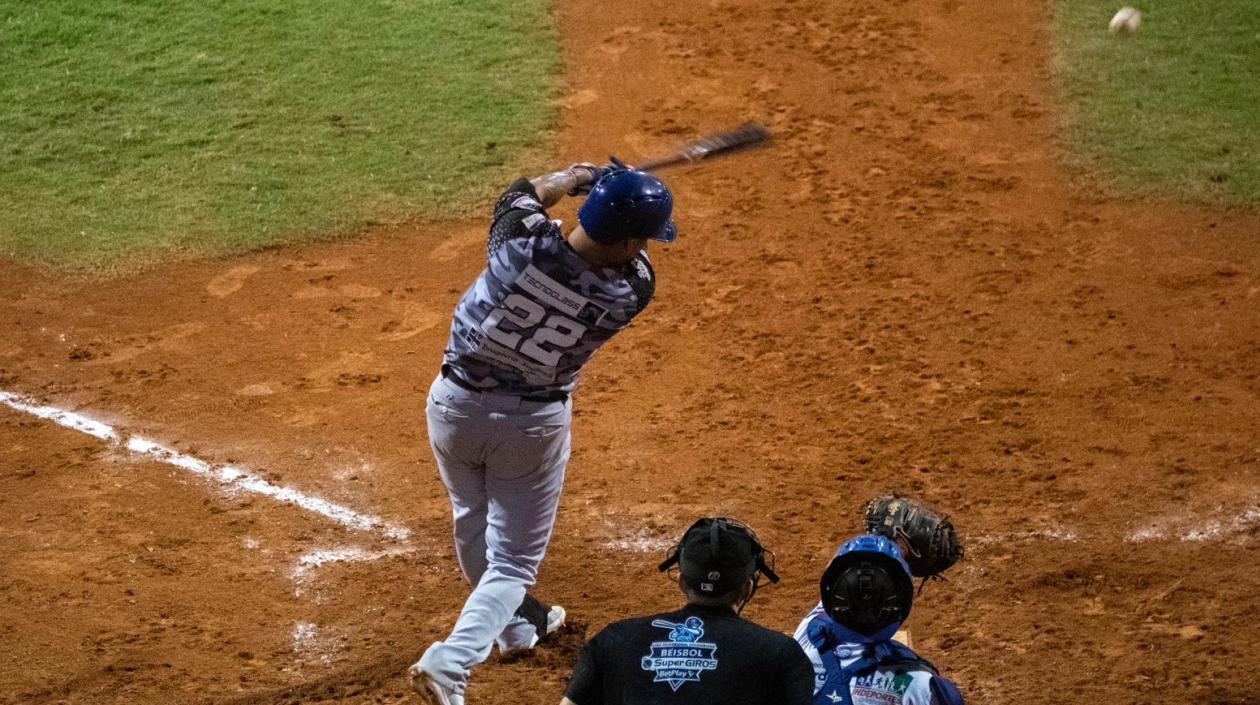 Mauricio Ramos, de Caimanes, conectó dos hits y empujó una carrera.