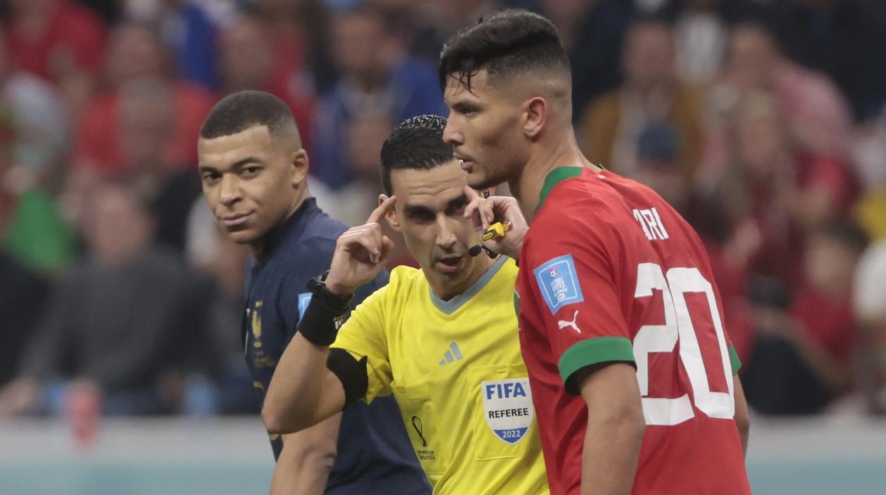 El árbitro mexicano César Ramos durante el partido Francia vs. Marruecos.