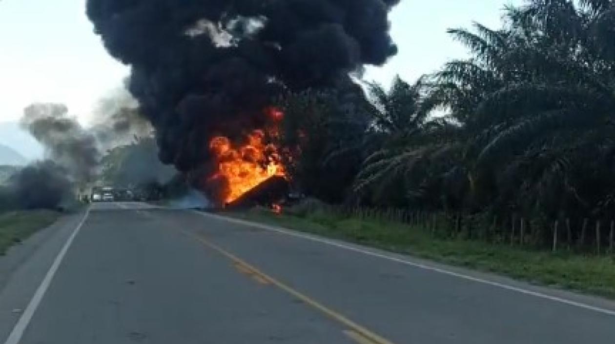 El camión envuelto en llamas en Zona Bananera.