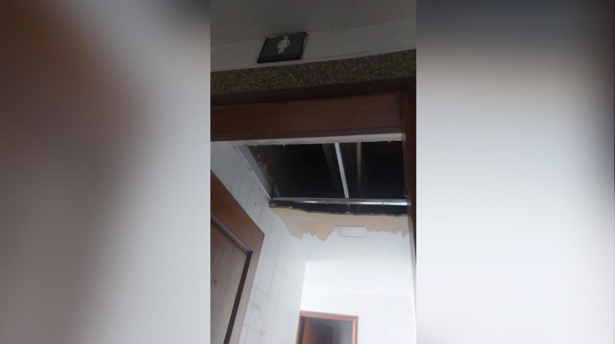 Techo colapsado del baño de mujeres. 