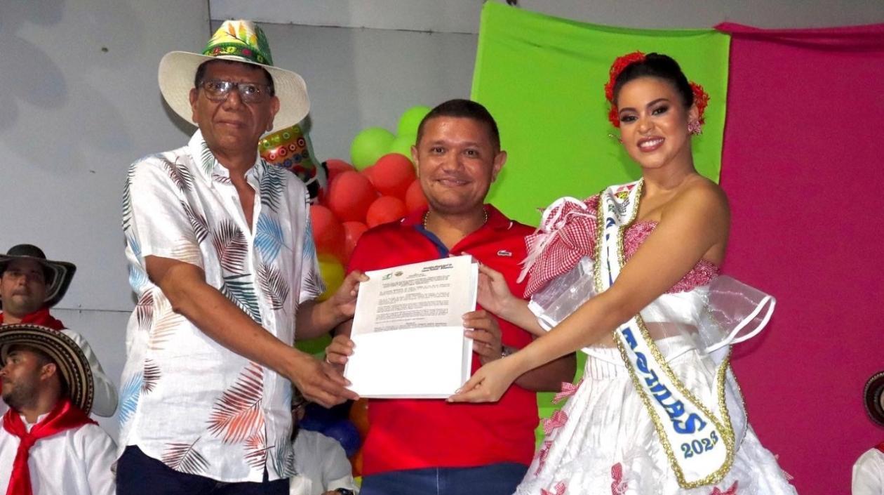 Entrega del decreto a los Reyes del Carnaval de Santo Tomás 2023.