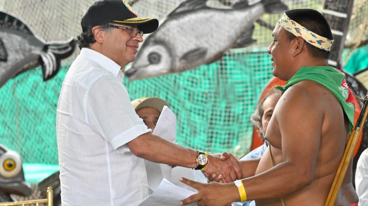 El Presidente Gustavo Petro y un campesino. 