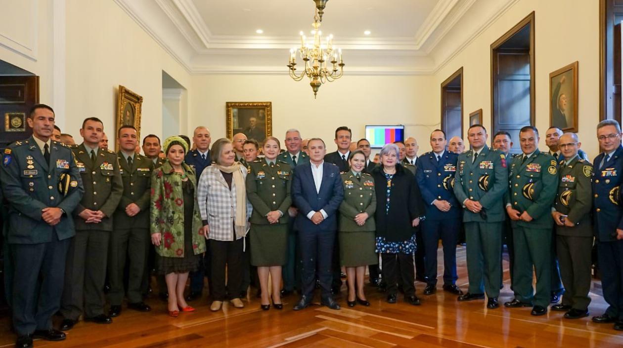 Ascensos de Ejército y Policía.