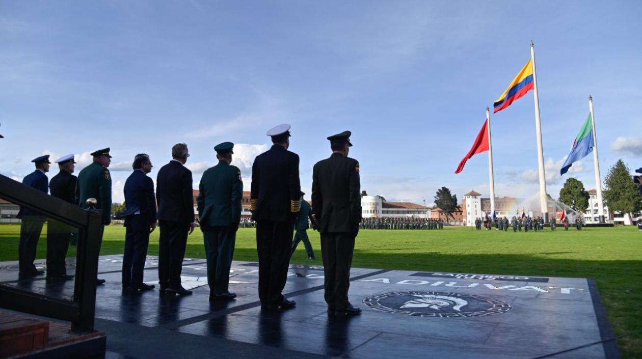 Petro en la ceremonia de ascensos en la Escuela José María Córdova.