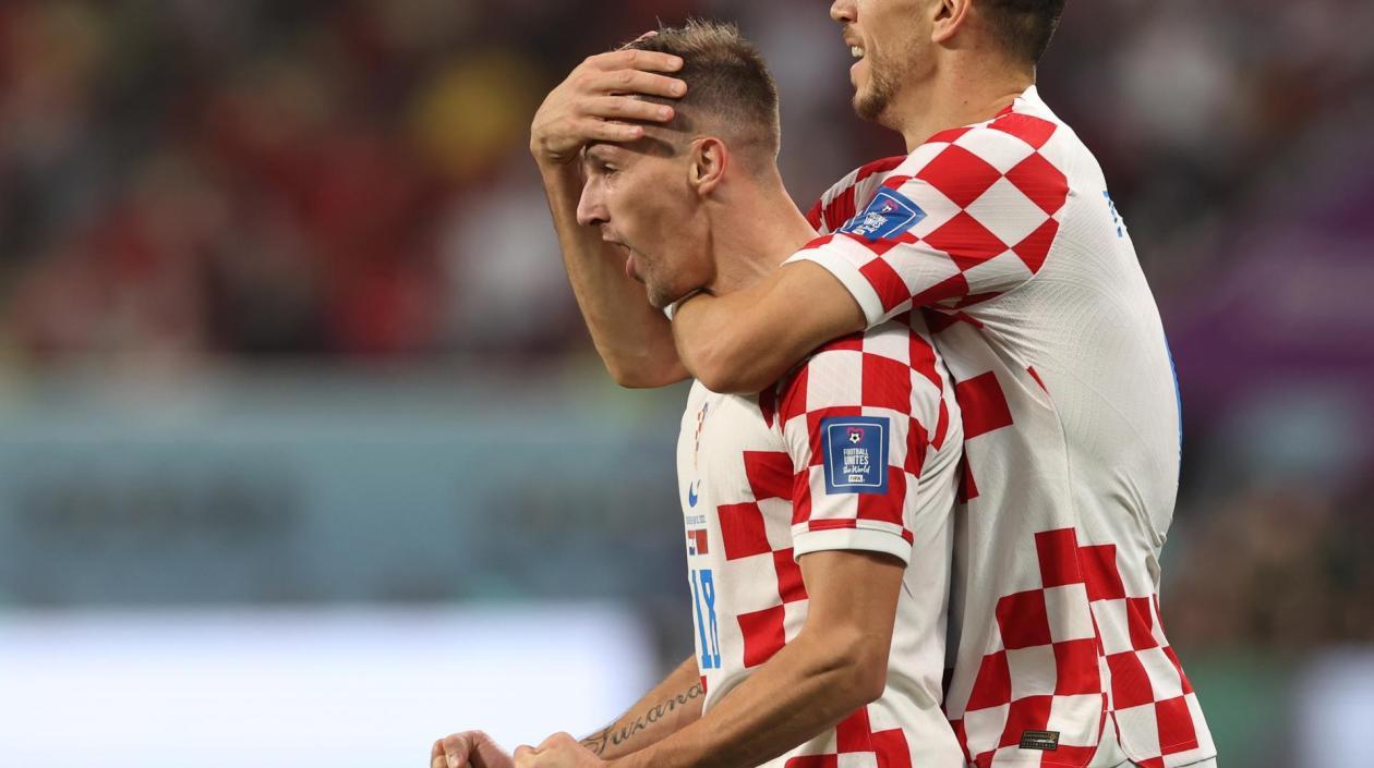 Islav Orsic de Croacia celebra con su compañero de equipo Ivan Perisic 