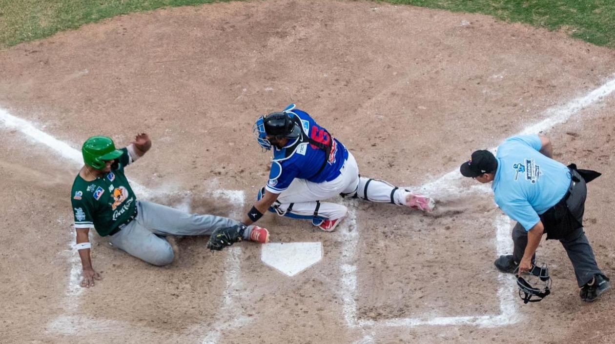 Samir Caraballo es puesto out en el home por el receptor Carlos Martínez. 