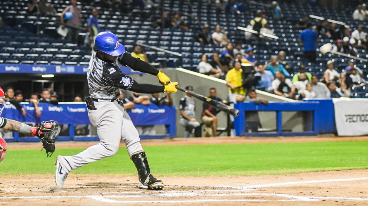 Dilson Herrera dio un batazo que se llev´´o la cerca, pero lo declararon foul ball.