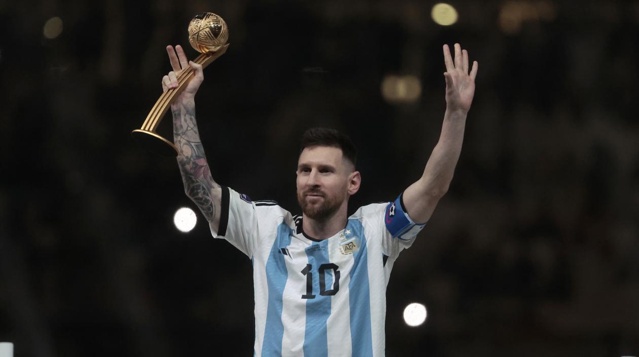 Lionel Messi, con su trofeo como mejor jugador del Mundial.