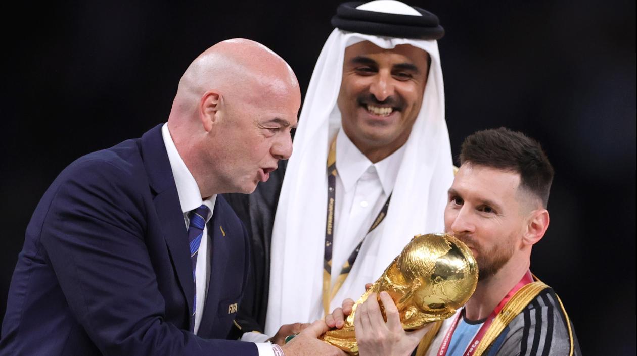 Messi recibió el trofeo de manos de Gianni Infantino, presidente de la Fifa.