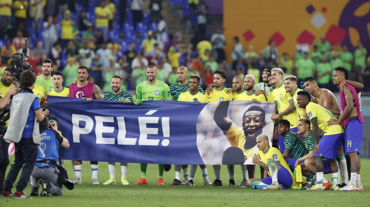 Pelé fue homenajeado durante el Mundial por los jugadores de la selección brasileña.
