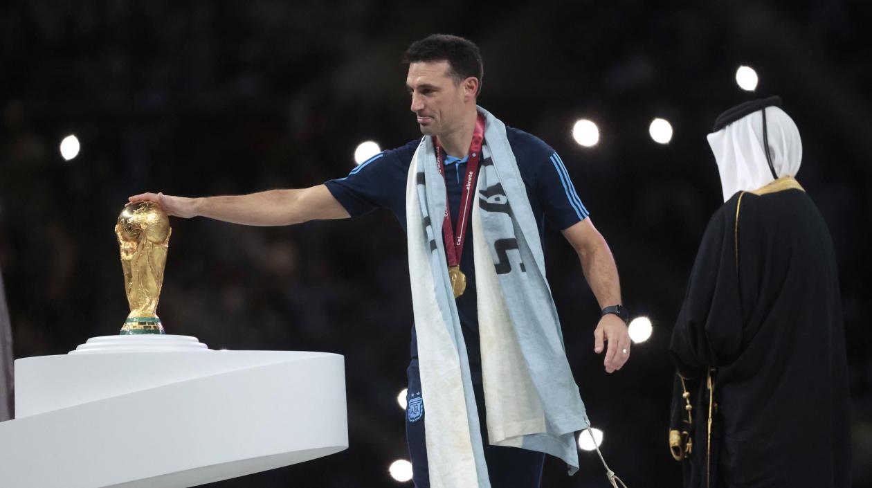 Lionel Scaloni acaricia la Copa del Mundo.