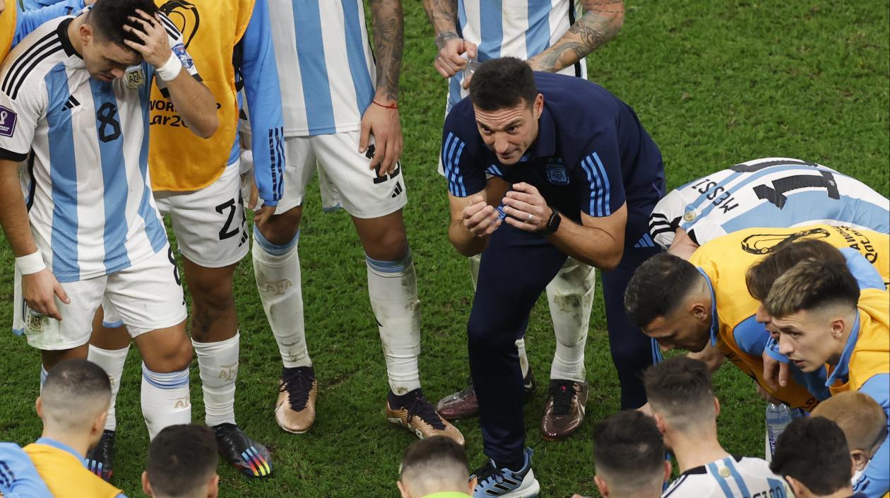 Lionel Scaloni con sus jugadores antes de arrancar la prórroga.