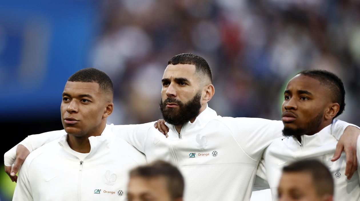 Karim Benzema junto a Kylian Mbappé y Christopher Nkunku.