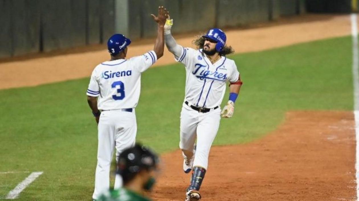 Jorge Alfaro rumbo al plato tras batear su jonrón ante Estrellas Orientales.