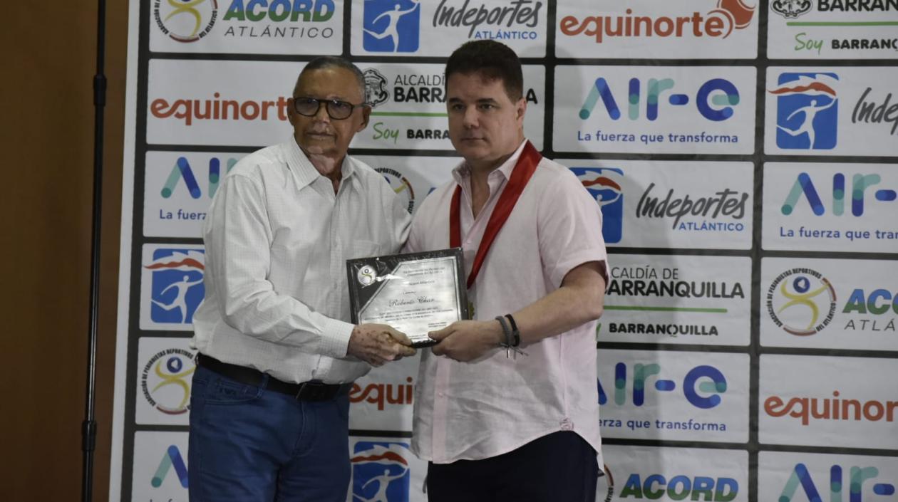 Roberto Char, presidente de Caimanes, Mejor Dirigente profesional.