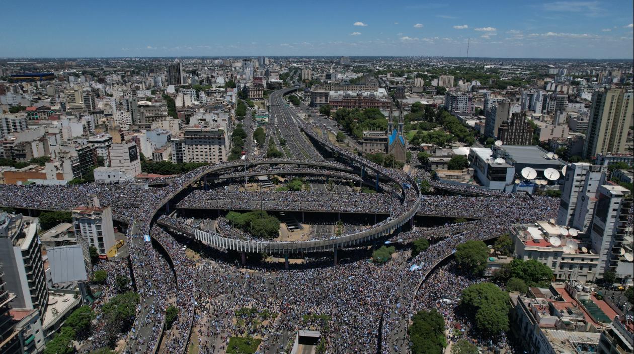 La gente se volcó a las calles para aclamar a sus ídolos.