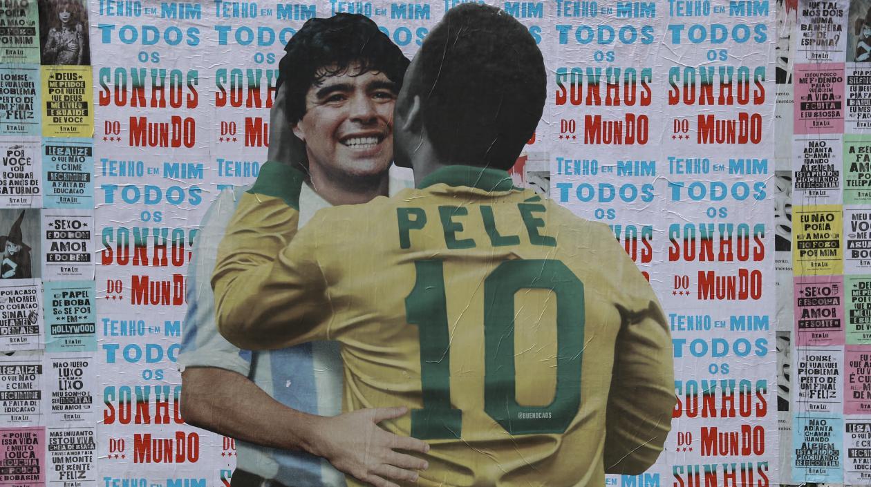 El mural de los dos astros del fútbol mundial adorna la Avenida Paulista. 