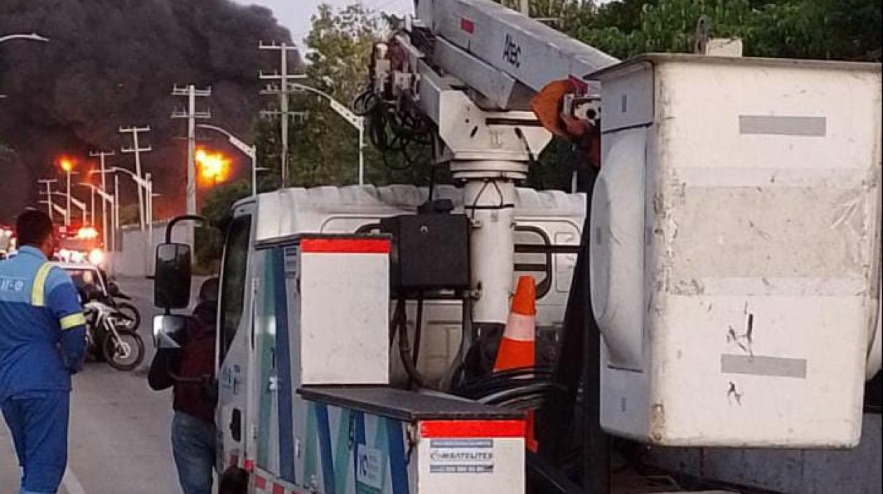 Operadores de Air-e en el lugar del incendio. 