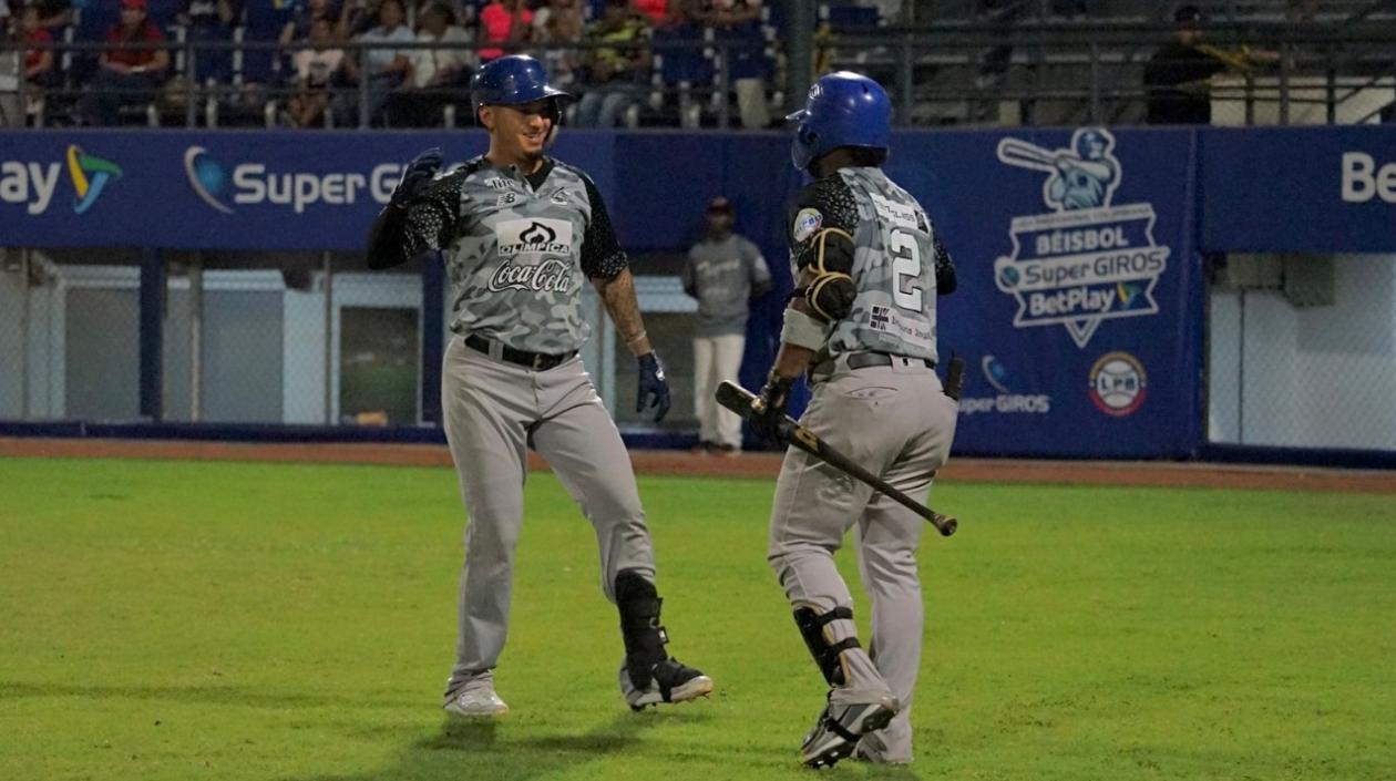 Mauricio Ramos bateó jonrón y lo celebra con Dilson Herrera.