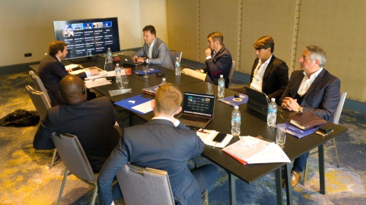 Agentes de futbolistas en reunión con la FIFA. 