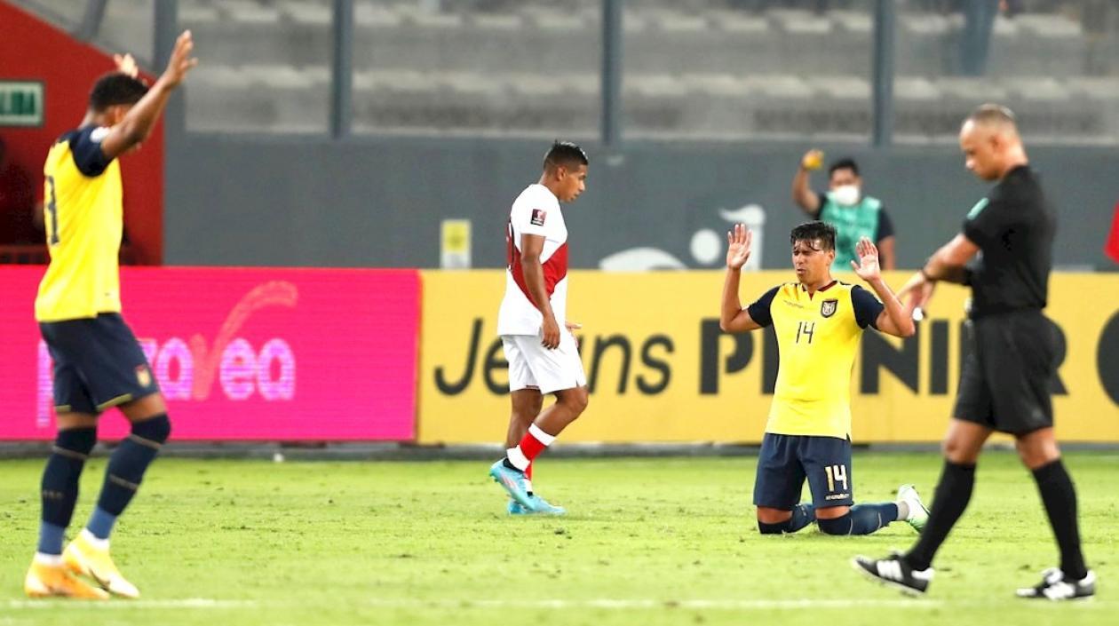 Jugadores de Ecuador celebrando al final del partido.