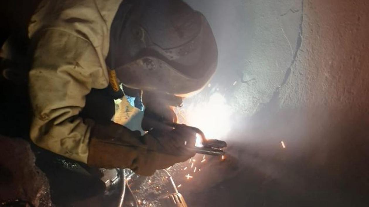 Equipo de la Triple A reparando un daño.