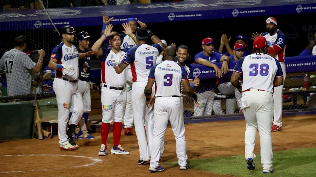 Peloteros de Gigantes celebran hoy una anotación, durante un juego por la Serie del Caribe 2022 frente a los Charros de Jalisco de México.