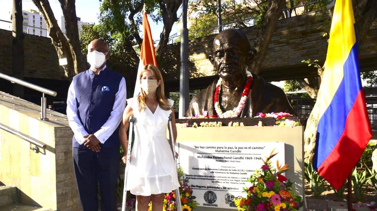El Embajador de la India, Sanjiv Ranjan, y la Gobernadora Elsa Noguera, durante la develación del busto.