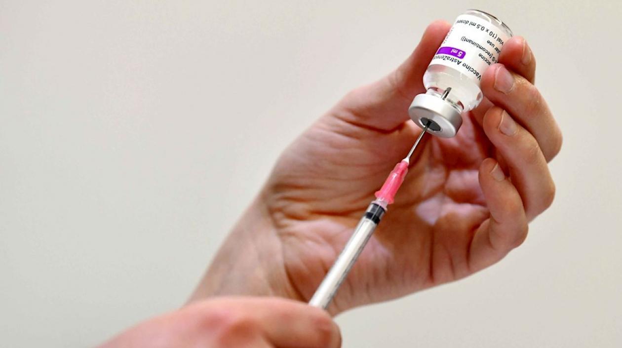 Una enfermera prepara una vacuna contra el Covid-19.